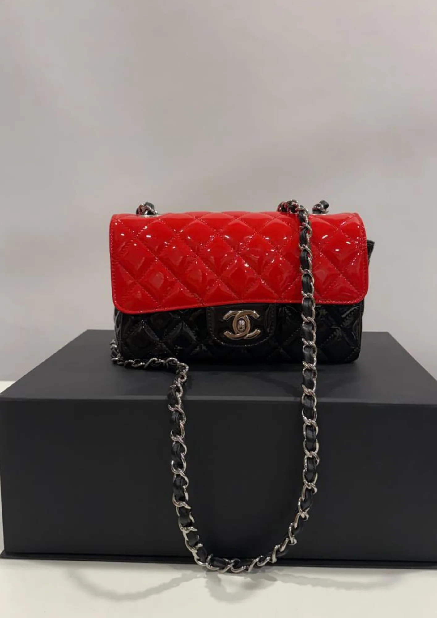 Chanel Black Red Bicolor Patent Leather Matelasse Coco Mark Double Chain Shoulder Bag - Image 2