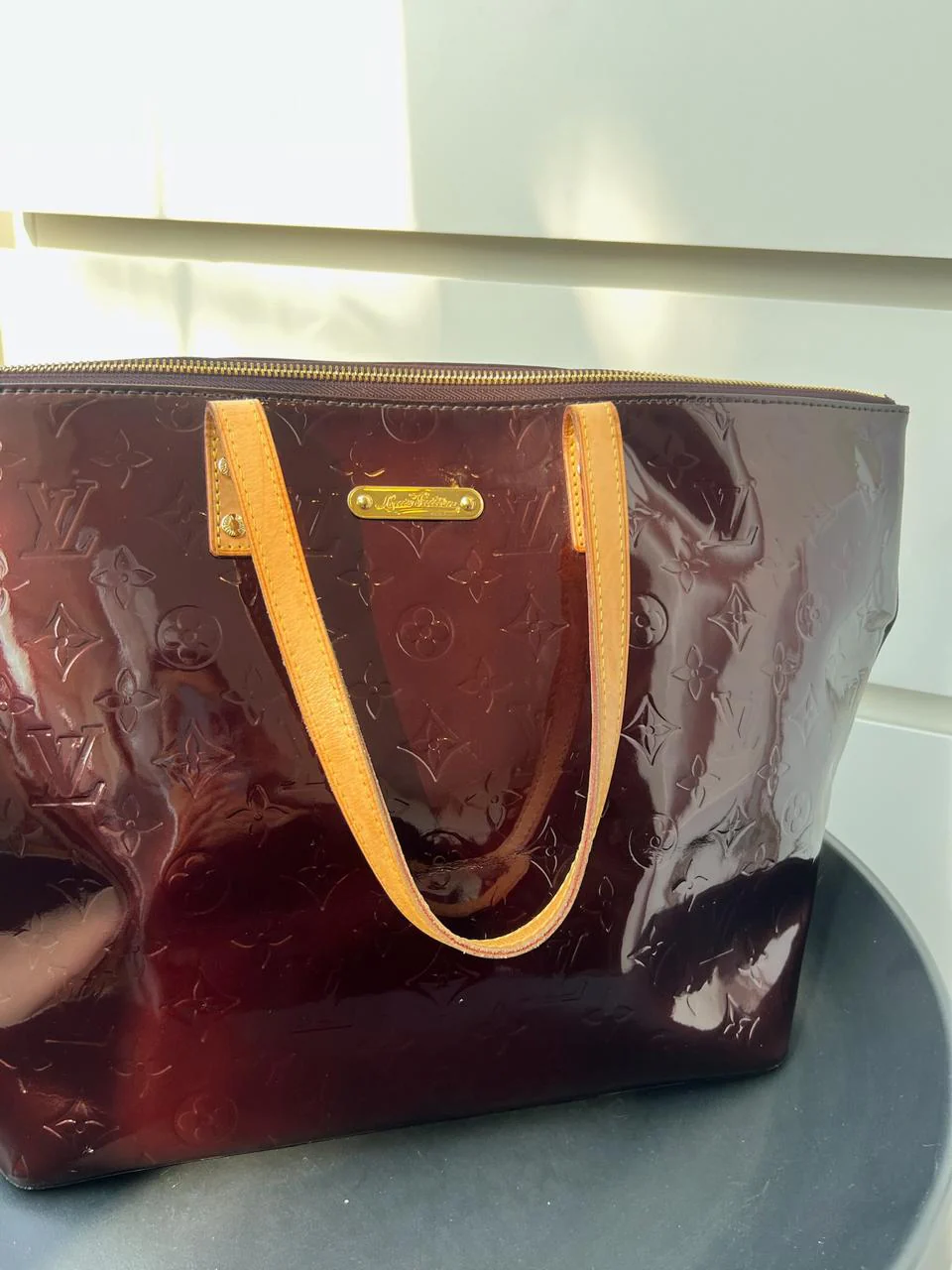Louis Vuitton Amarante Vernis Monogram Bellevue Tote Bag - Image 4