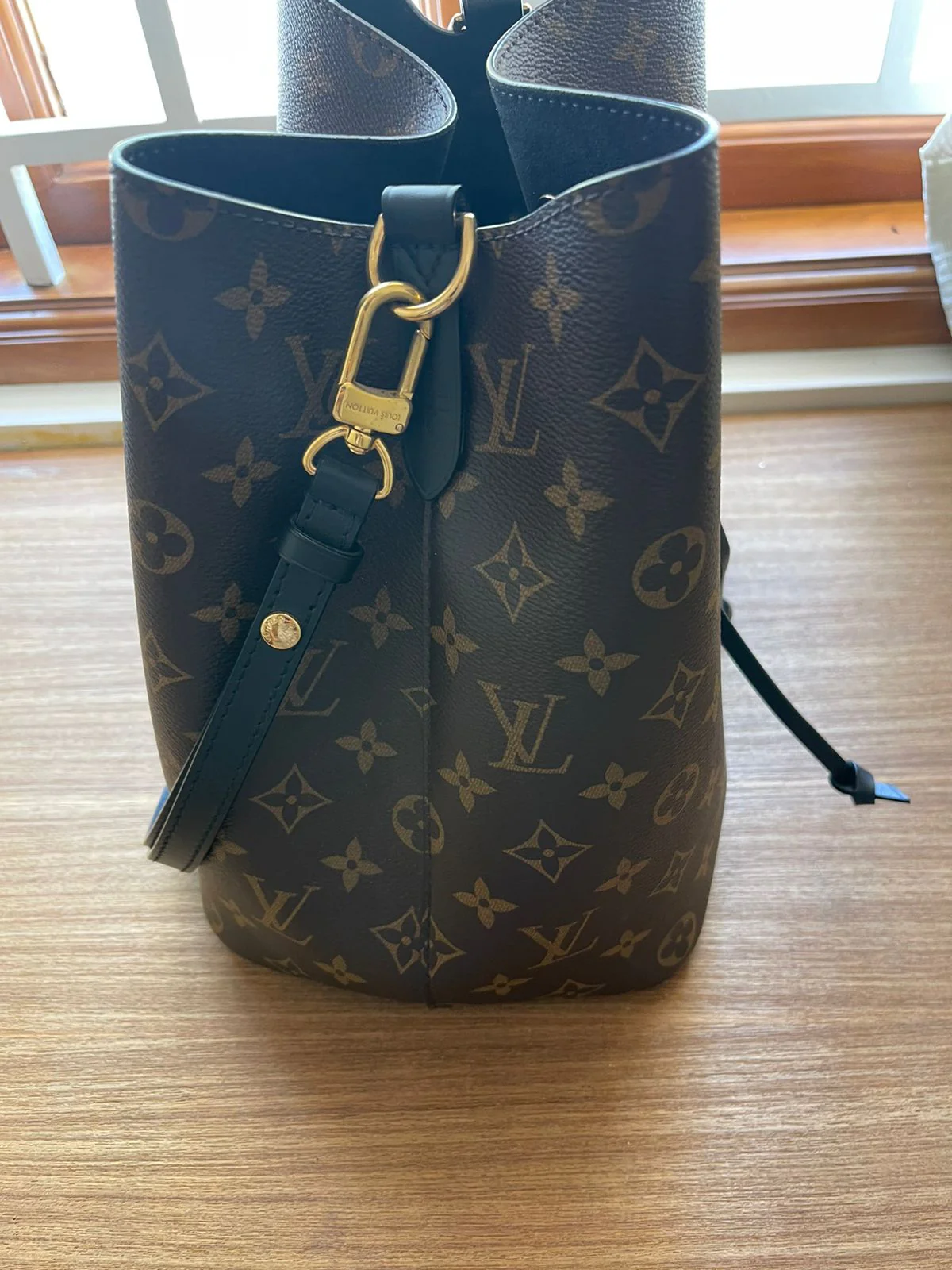 Louis Vuitton NéoNoé MM Bucket Bag - Image 8