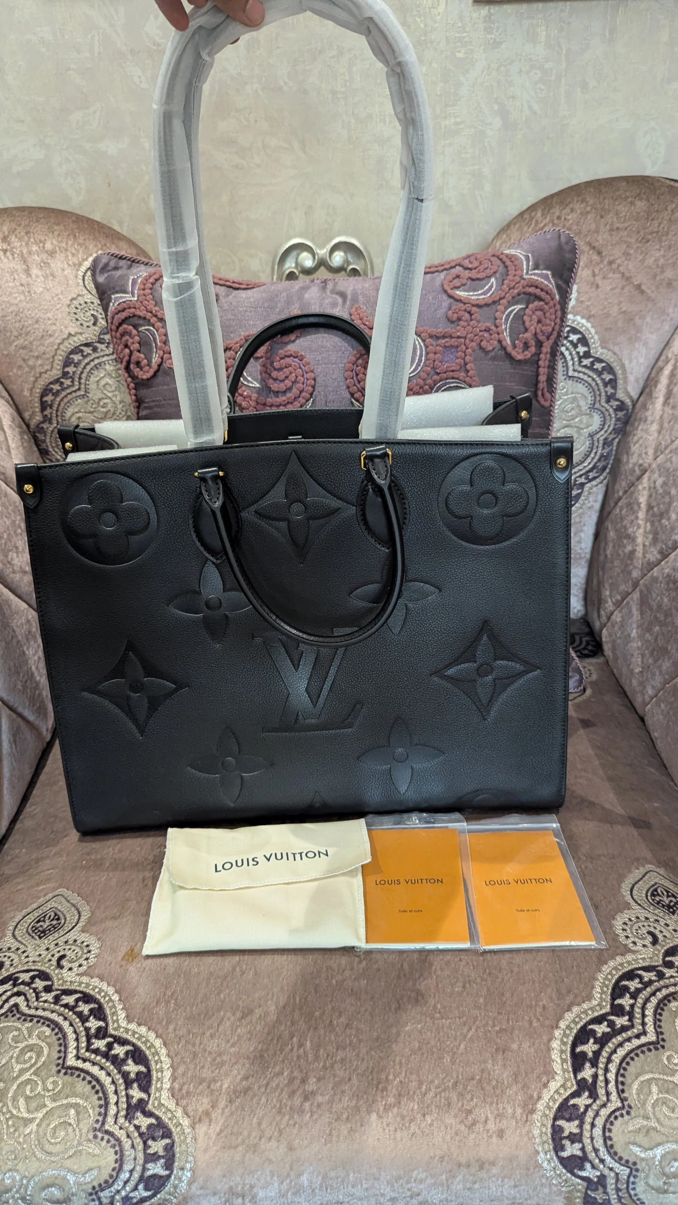 Louis Vuitton On The Go Tote - Image 5