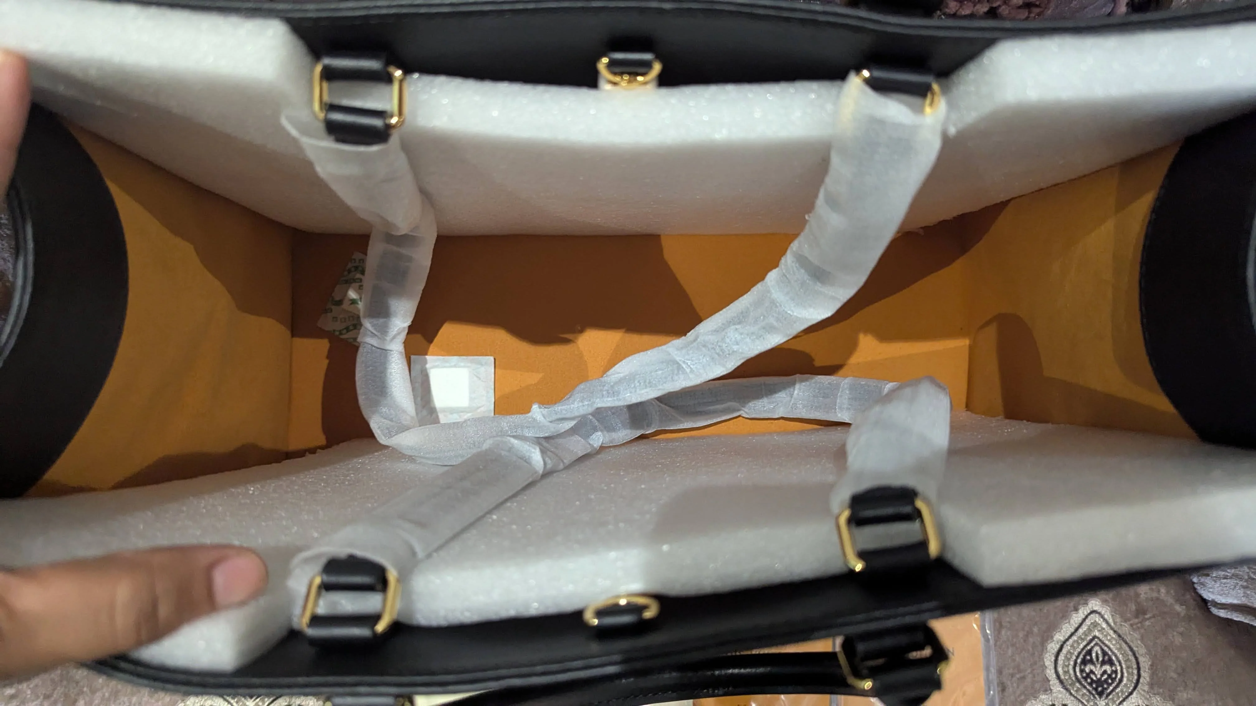 Louis Vuitton On The Go Tote - Image 6
