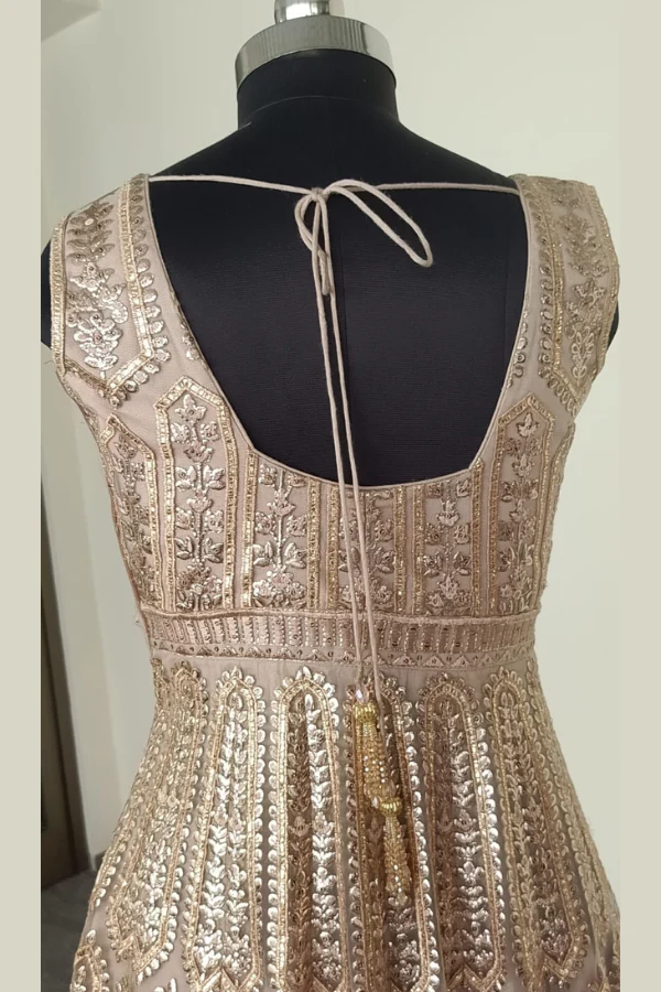 Golden gown - Image 6