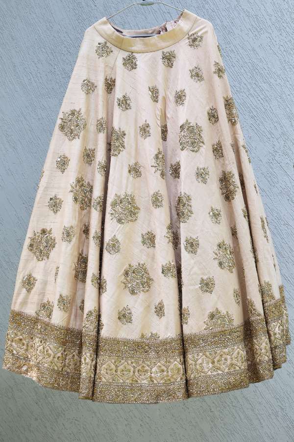 Sabyasachi beige embroidered lehenga set - Image 5