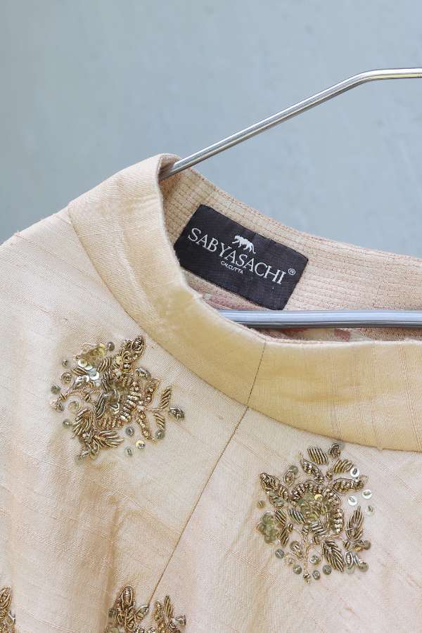 Sabyasachi beige embroidered lehenga set - Image 9