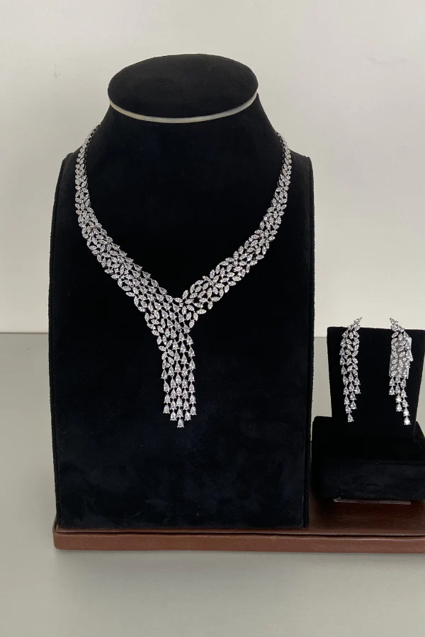 Sparkling V Neckalce set - Image 2