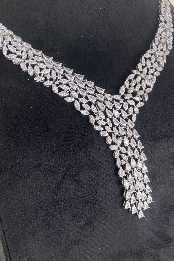 Sparkling V Neckalce set - Image 3