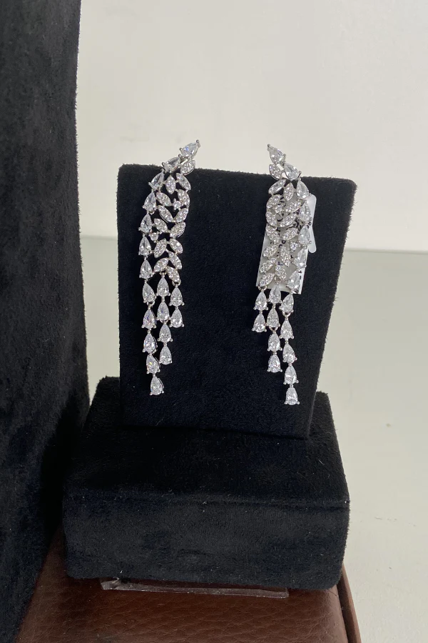 Sparkling V Neckalce set - Image 4