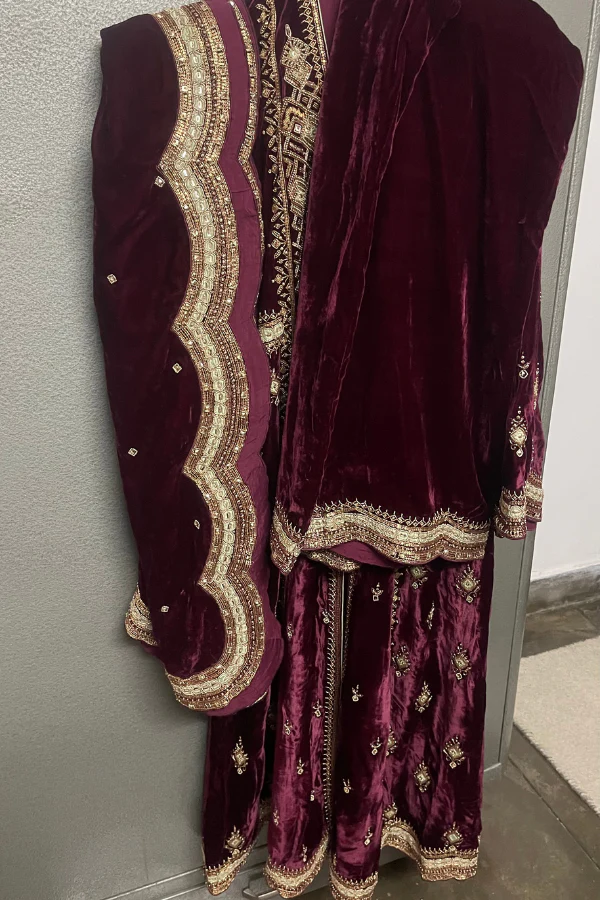 sureena chowdhri velvet suit set - Image 4