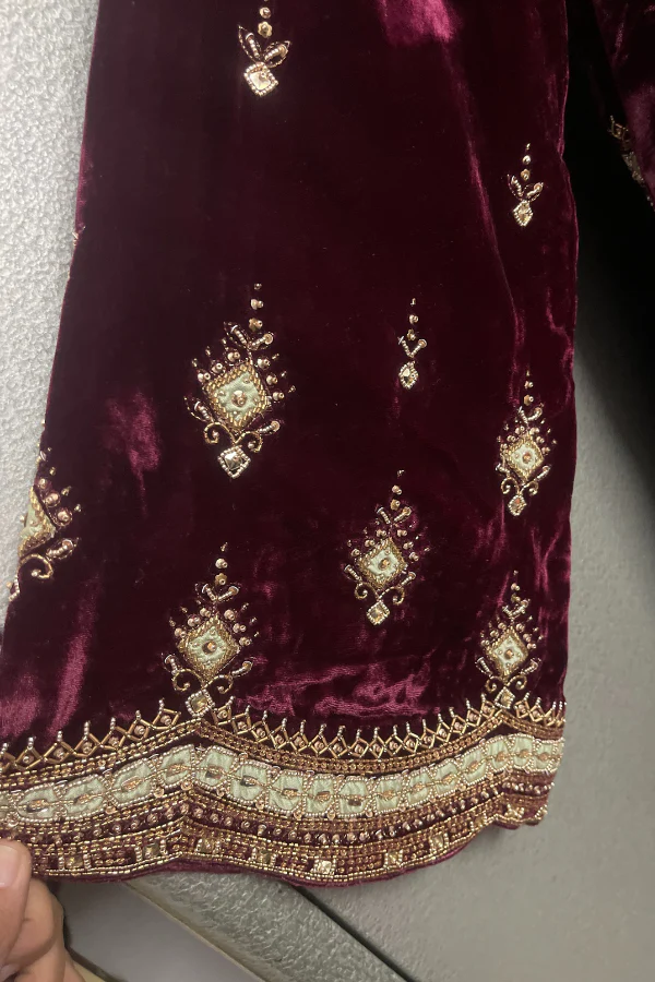 sureena chowdhri velvet suit set - Image 7