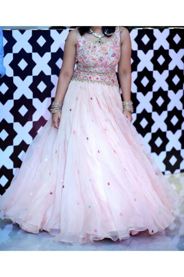 Tamana kapoor punjabi peach lehenga - Image 2