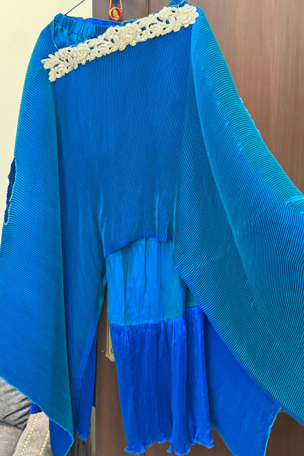 Tasuvure Embroidered Cape with Plisse Pants - Image 3