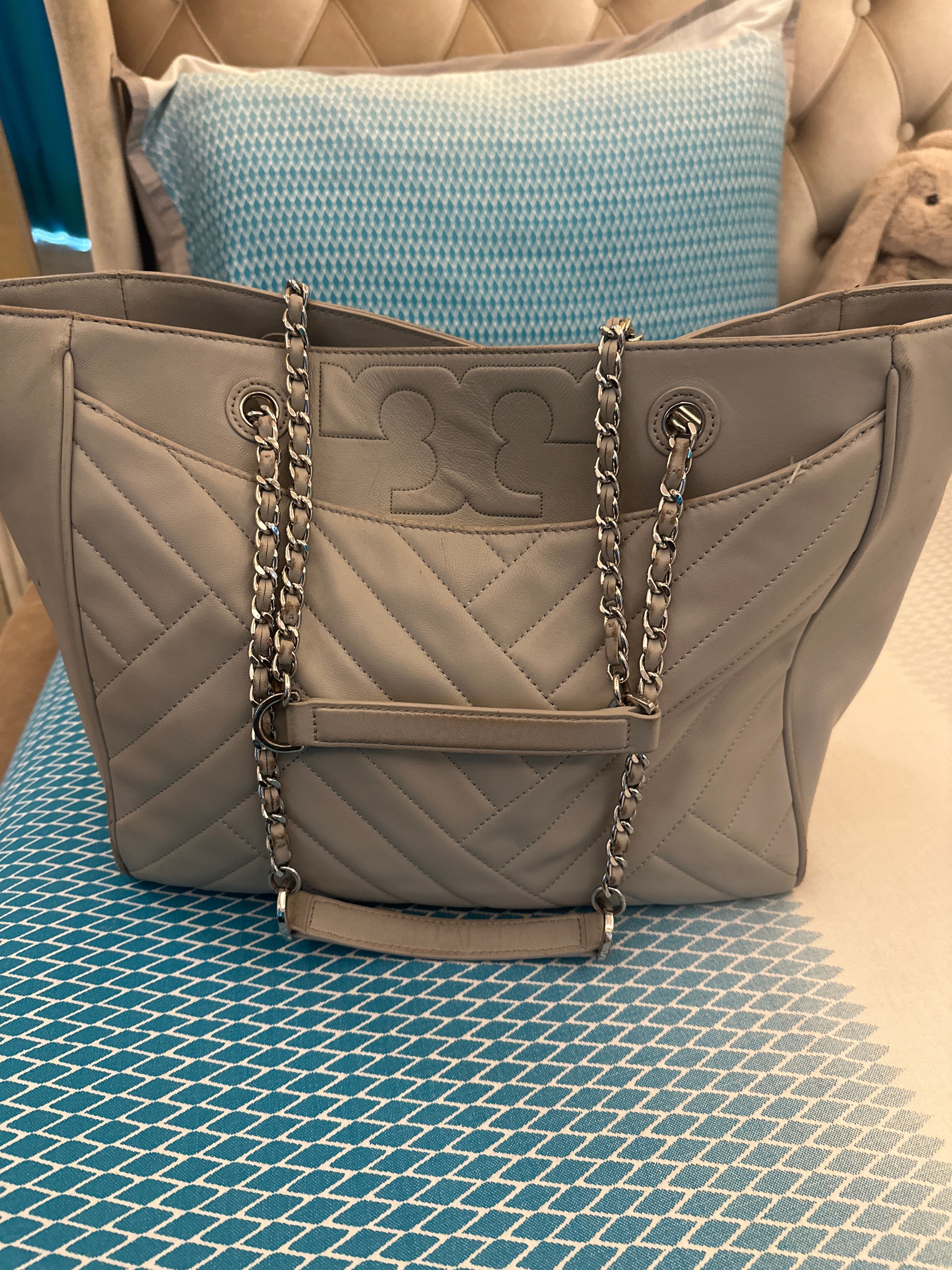 Tory Burch Grey Quilted Leather Alexa Chain Tote - Image 2