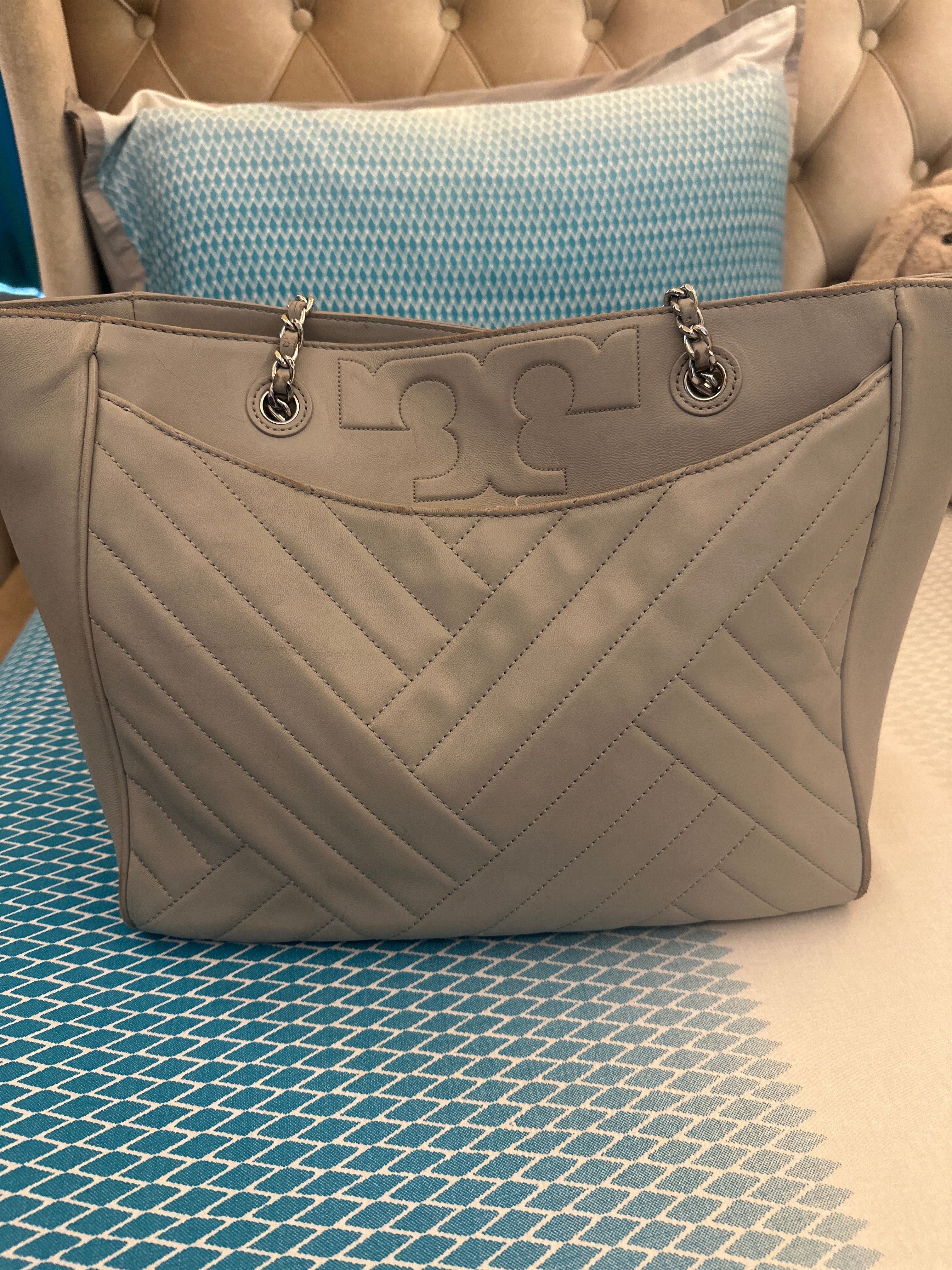 Tory Burch Grey Quilted Leather Alexa Chain Tote - Image 4