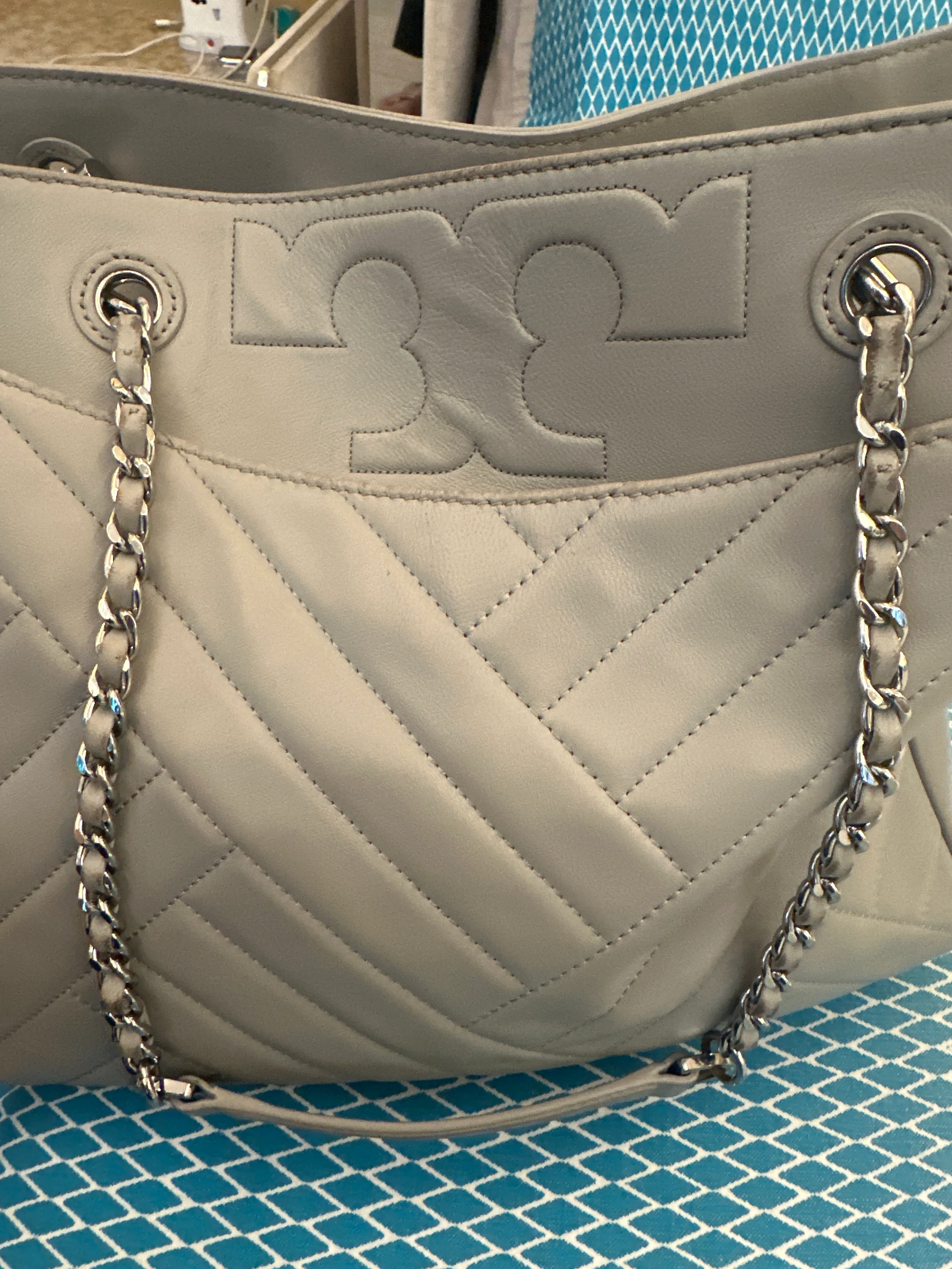 Tory Burch Grey Quilted Leather Alexa Chain Tote - Image 5