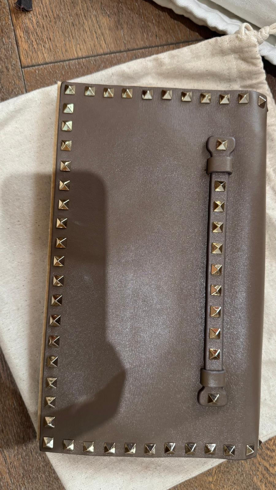 Valentino Garavani Rockstud leather wristlet clutch - Image 5