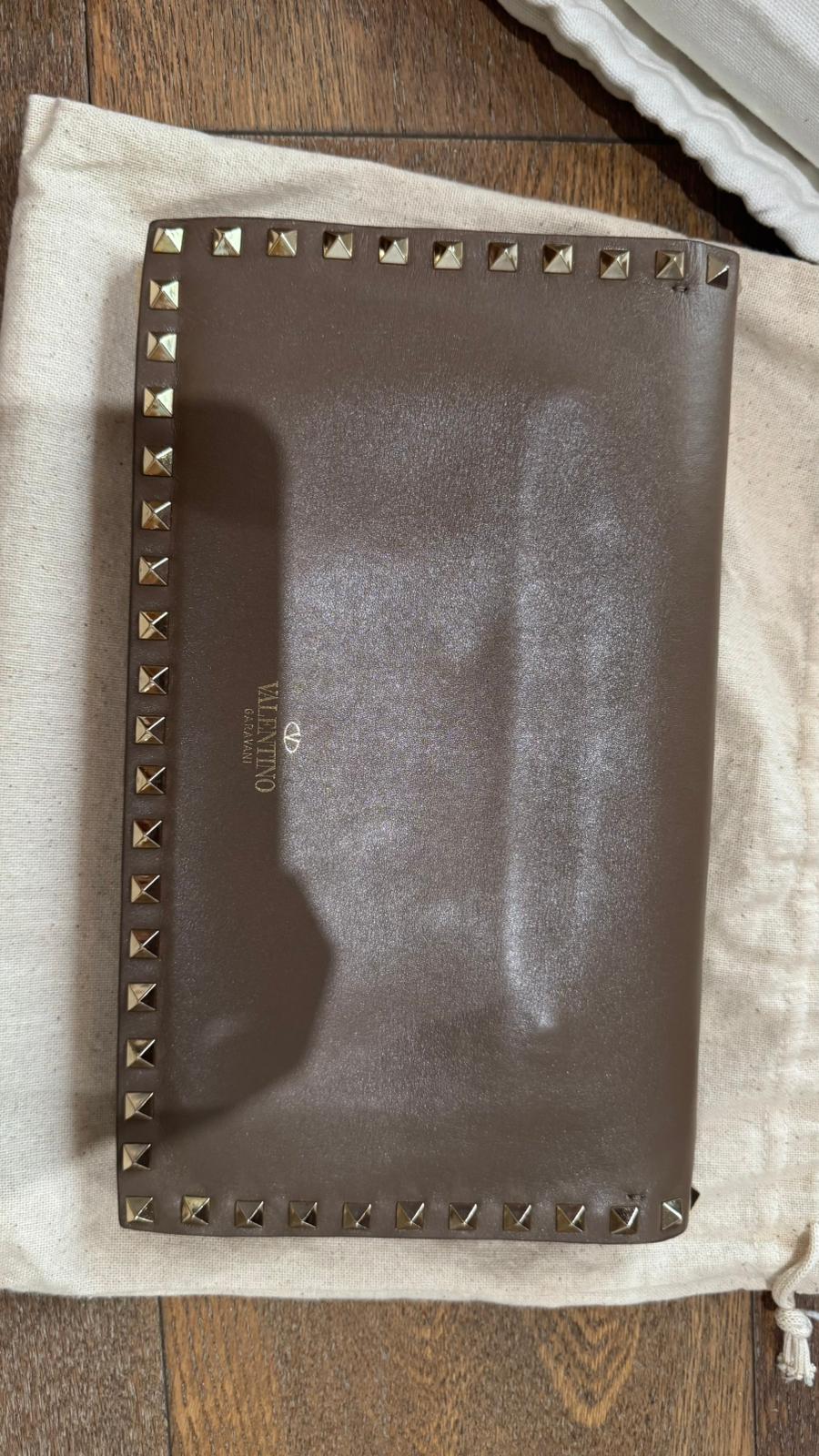 Valentino Garavani Rockstud leather wristlet clutch - Image 8